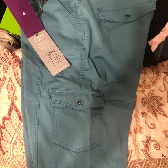 2 pair Of Women's Size 12  Capris (New With Tags) - Picture 2 of 9